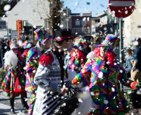 carnavalsstoet met clowns en confetti in de straten