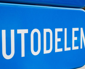 blauw bord met opschrift Autodelen