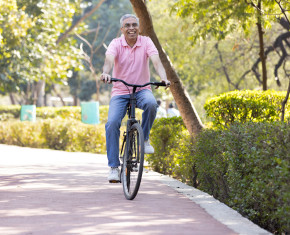 man op fiets langs fietspad met groen omzoomd