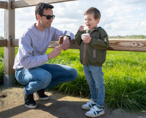 papa met kind eten een ijsje