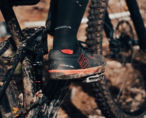 mountainbike detail: trapper met schoen
