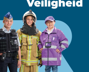 cover veiligheidsbrochure met 3 kinderen gekleed als politie, brandweer, gemeenschapswacht